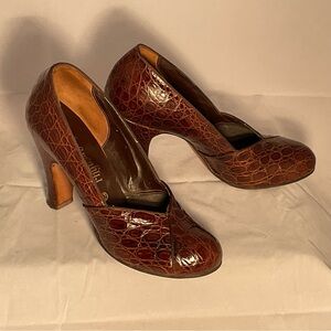 Rhythm Step Size 5 Vintage 1940’s Brown Alligator 3 1/2” Chunky Heels